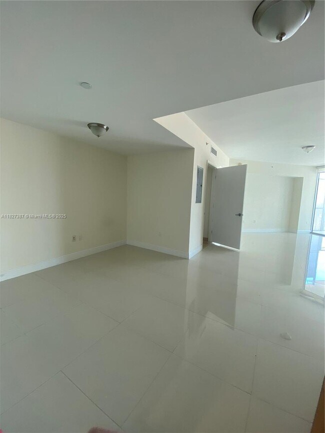 Foto del edificio - 350 S Miami Ave