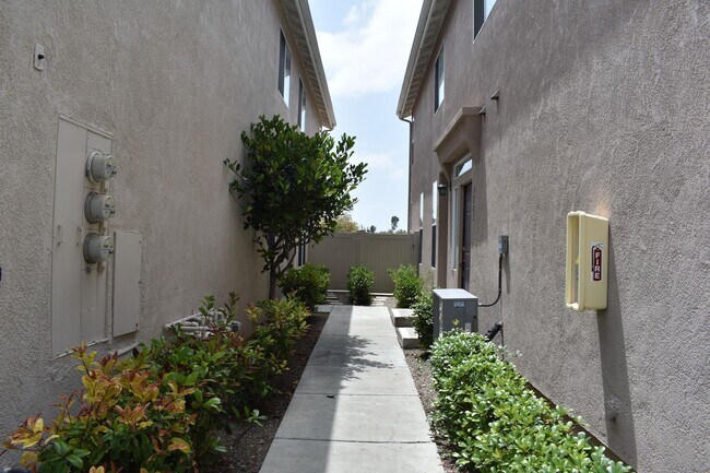 Building Photo - 3 bd 2.5 ba, Condo With Community Pool (Chula Vista, 91910)