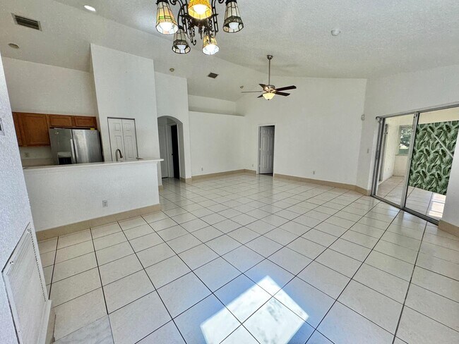Building Photo - 104 Country Club Way