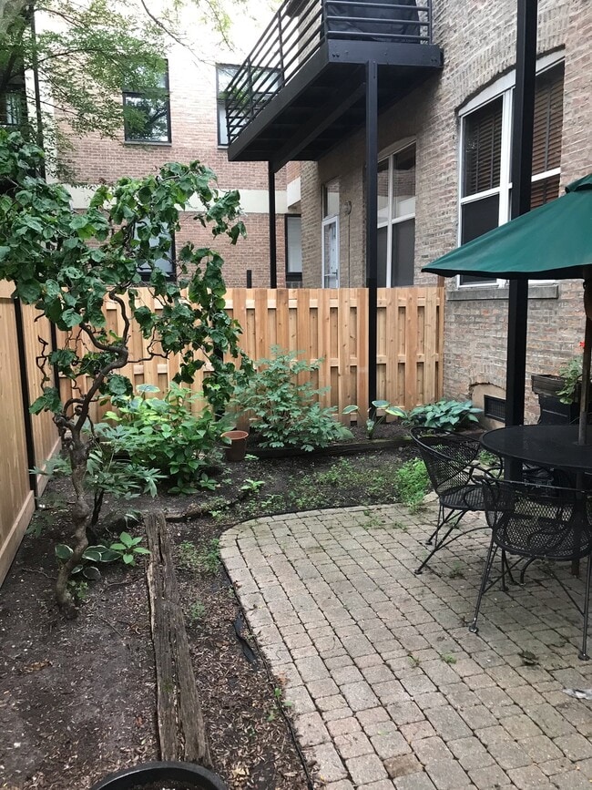 Private outdoor garden space - 2021 W Willow St