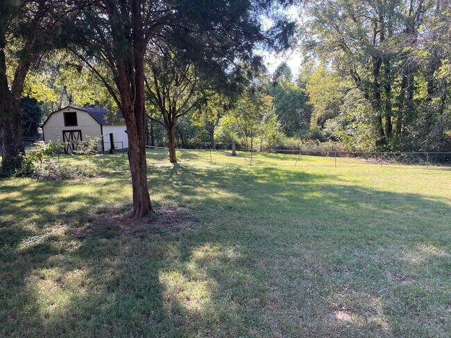 Building Photo - 664 McGregor Rd