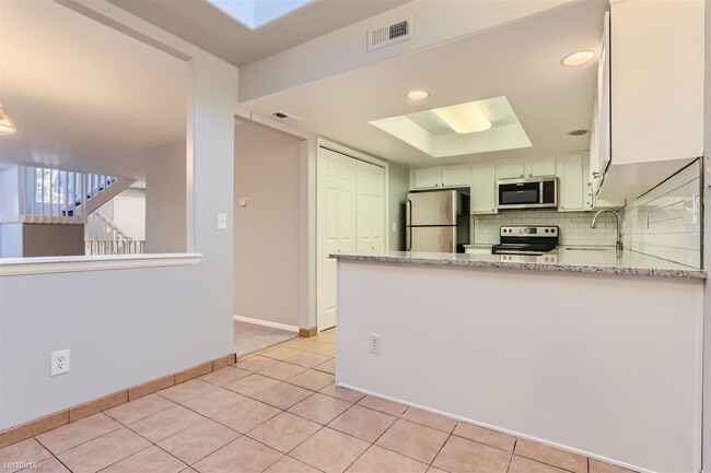 Building Photo - 2 br, 2.5 bath Townhome - 15593 East Wyomi...