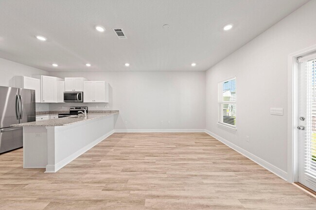 Building Photo - 1027 McLaren Cir