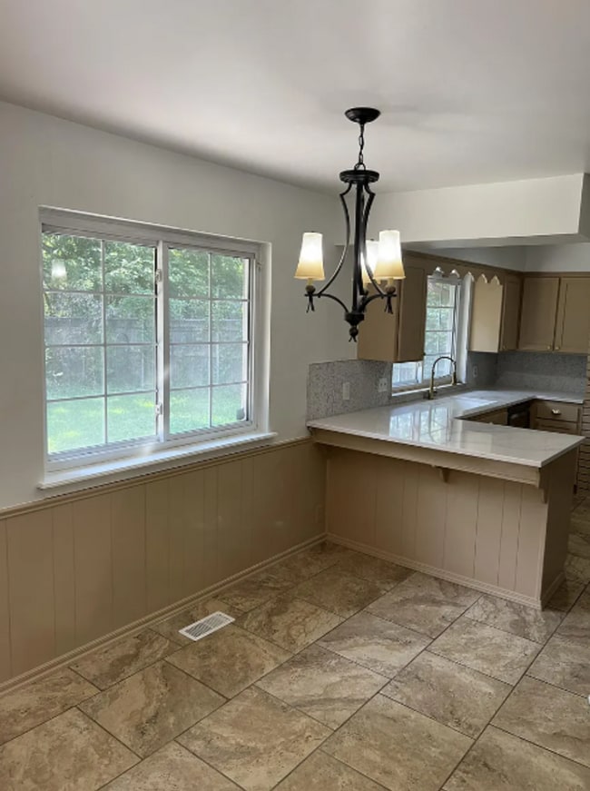 Building Photo - 4 Bed | 2 Bath in South Tulsa!