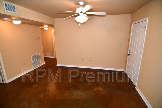 Foto del edificio - 5480 Spring Ln