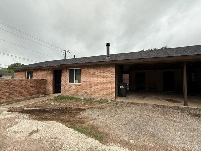 Building Photo - 1118 Hazelton St