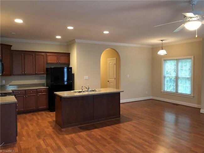Building Photo - Friendly Ave. brick townhome