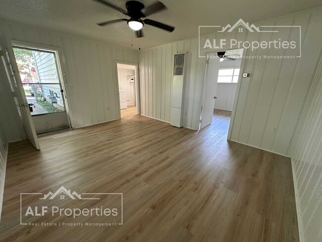 Building Photo - Newly Renovated 1 Bedroom Apartment – Walk...