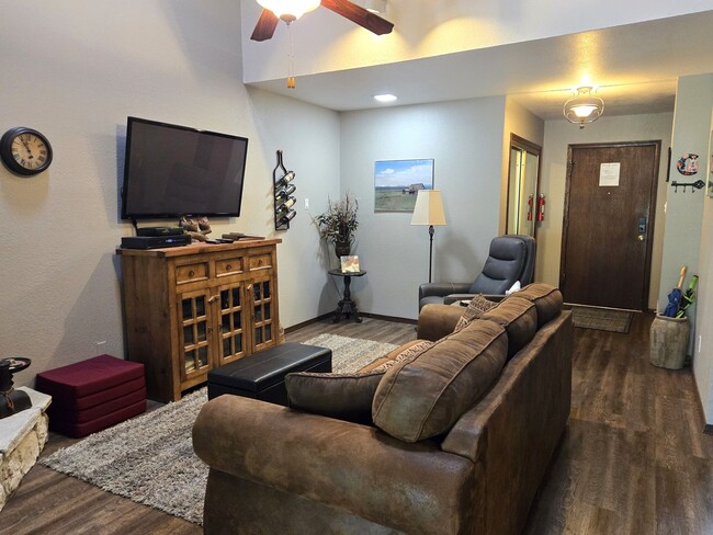 Building Photo - Furnished Three Bedroom Condo With Water, ...