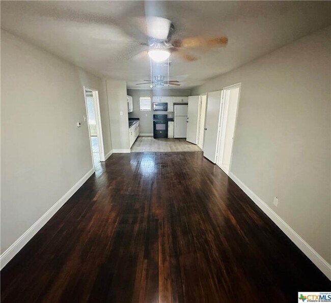 Building Photo - 1409 E Mistletoe Ave