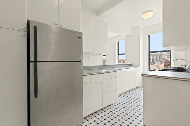 Building Photo - 301 E 21st St