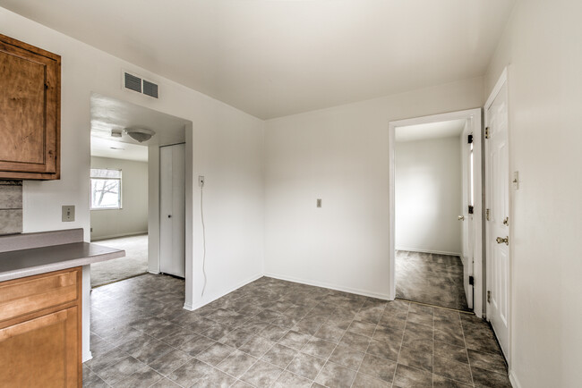Kitchen/Dining table area - 22 E Rock Creek Mnr