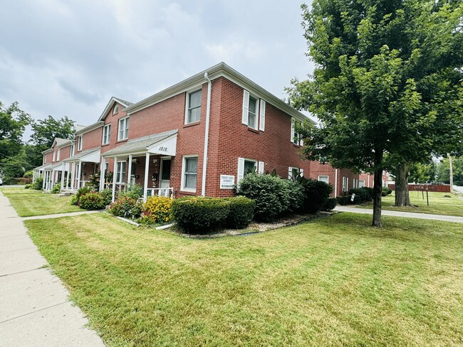 Building Photo - Stunning 2 Bedroom Townhome