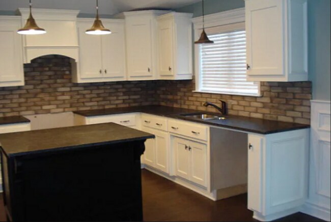 Building Photo - Luxurious 4BR/3BA Home with Fenced Backyar...