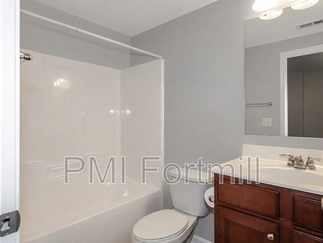Foto del edificio - 1015 Albany Park Dr