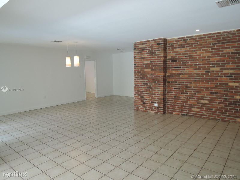 Primary Photo - 3 br, 2 bath House - 9800 SW 70 Ave
