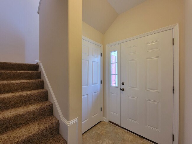 Building Photo - 105 Lakeview Cove