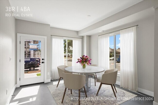 Foto del edificio - Live in luxury in your new 3 bedroom townh...