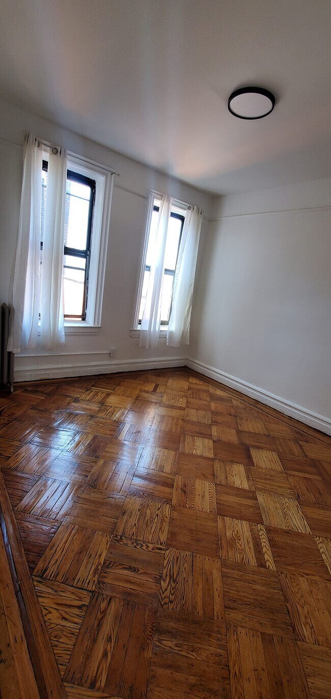 Foto del edificio - 145 Rockaway Pky