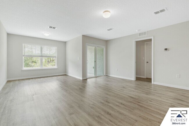 Foto del edificio - LIKE NEW 3/2/1 TOWNHOUSE IN DESIRABLE SEMINOLE WOODS