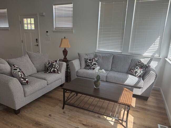 Foto del edificio - Room in Duplex on S Alston Ave