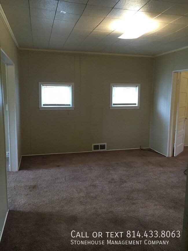 Building Photo - Large 2nd floor 2 bedroom with Front Deck ...