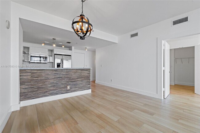 Foto del edificio - 601 NE 36th St