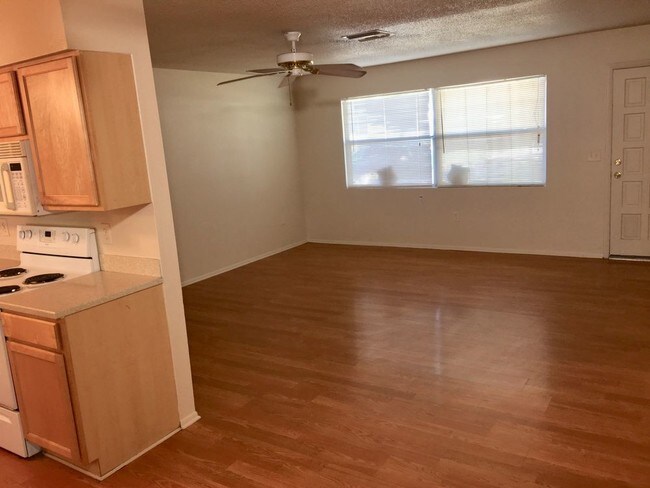 Building Photo - Spacious 3/2 with fenced yard