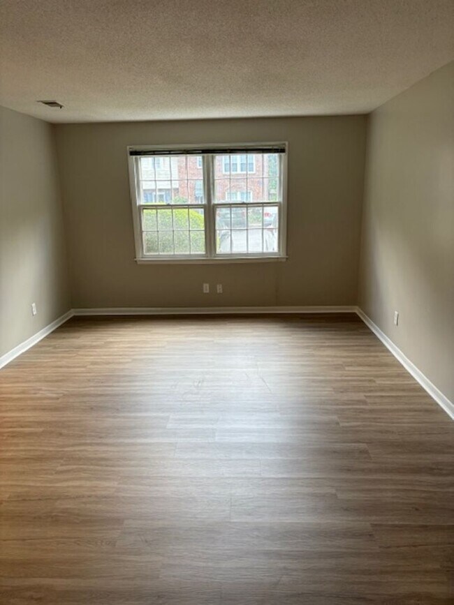 Building Photo - Burlington / Townhome