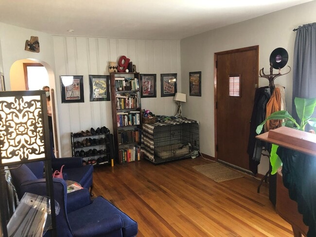 Building Photo - Three Bedroom In The Desired Hills and Dal...
