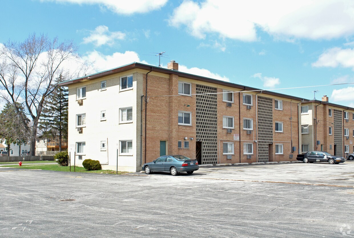 Building Photo - 3051 N Elm St