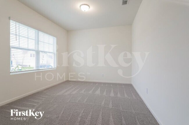 Foto del edificio - 135 Knightsbridge Ln