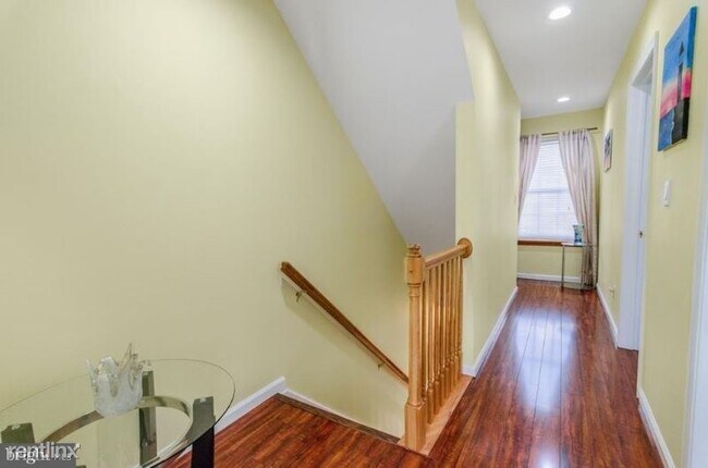 Building Photo - 3 br, 15 bath Townhome - 7 Weiser Ct