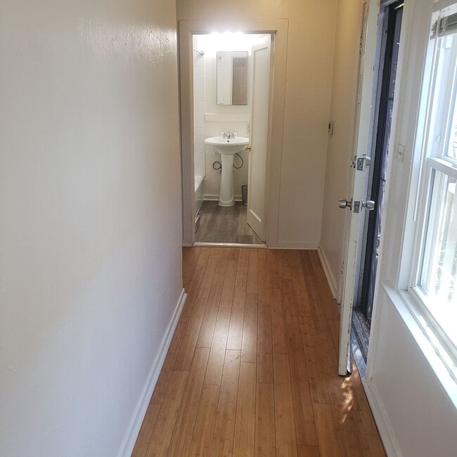 Building Photo - Great One bedroom unit Close to Ashby Bart