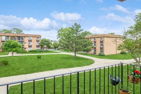 Building Photo - 670 Hill Dr