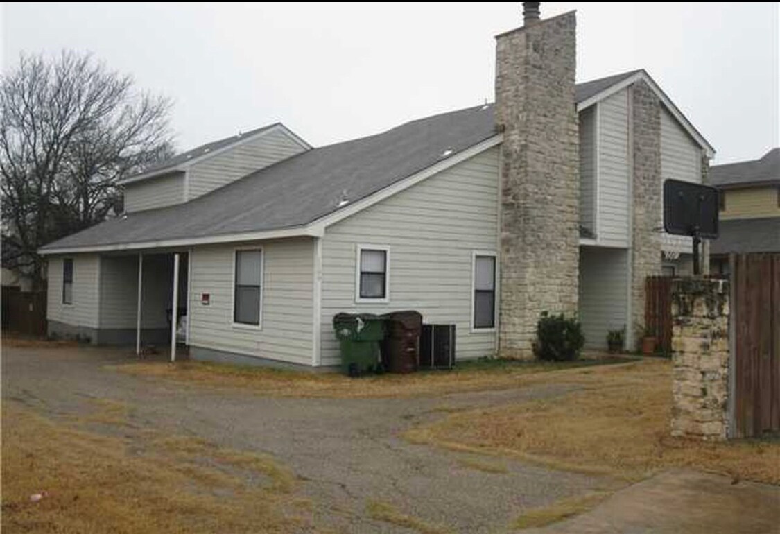 Primary Photo - 1709 Horseshoe Cir