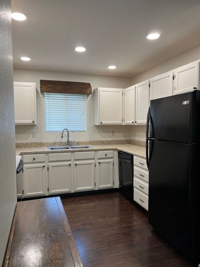 Building Photo - Beautifully Updated 3bd, 2bath Home In Lov...
