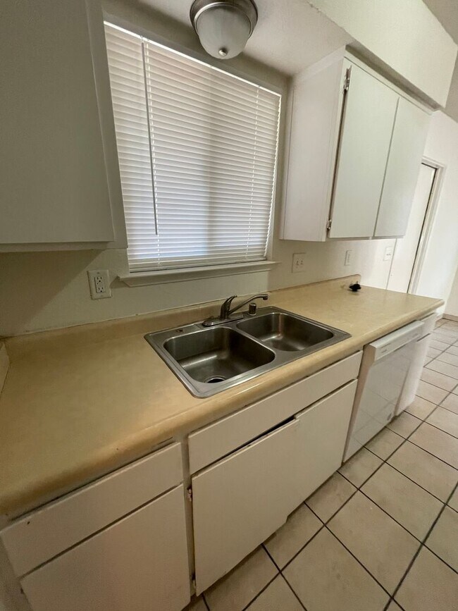 Foto del edificio - Corner lot home coming soon!!