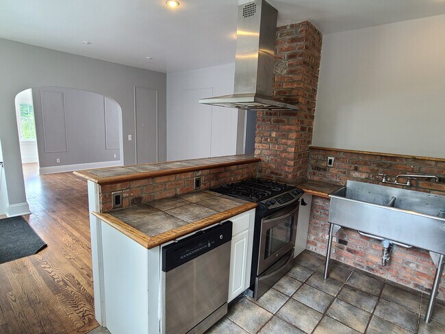 Building Photo - 120 Hollywood Ave