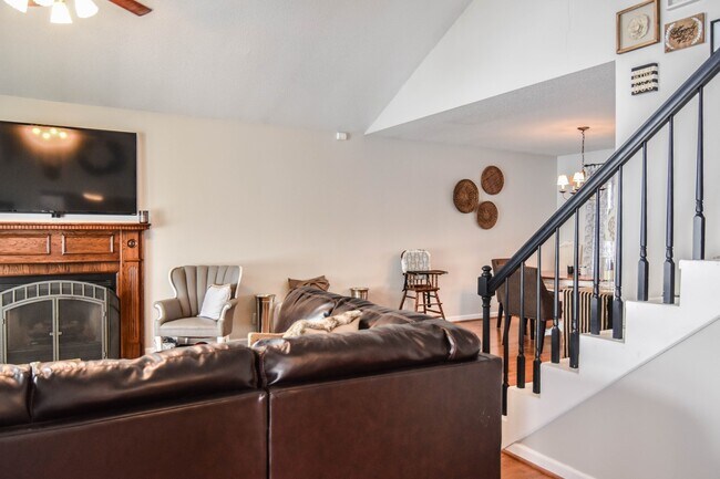 Foto del edificio - Pet Friendly Home on Half Acre Lot!