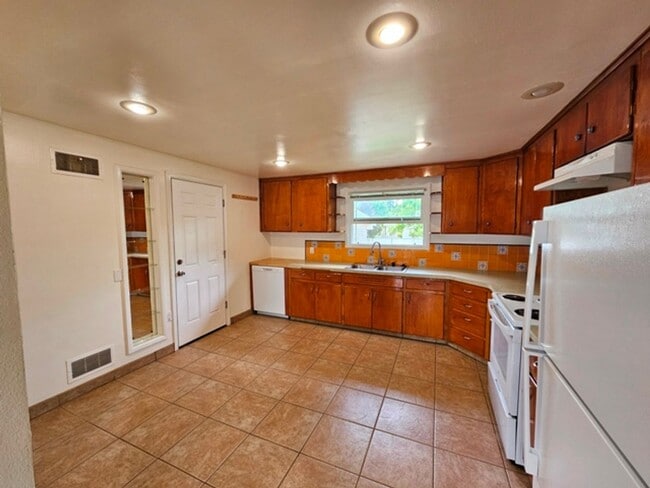 Foto del edificio - 2Bd/1Ba Single Story House - For Viewing!