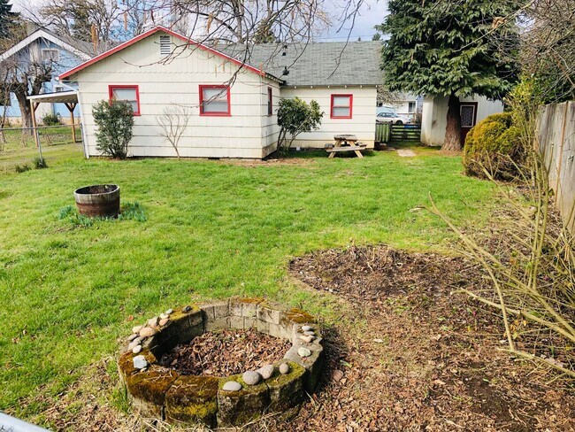 Foto del edificio - Freshly updated 3 bedroom 1 bath house off...