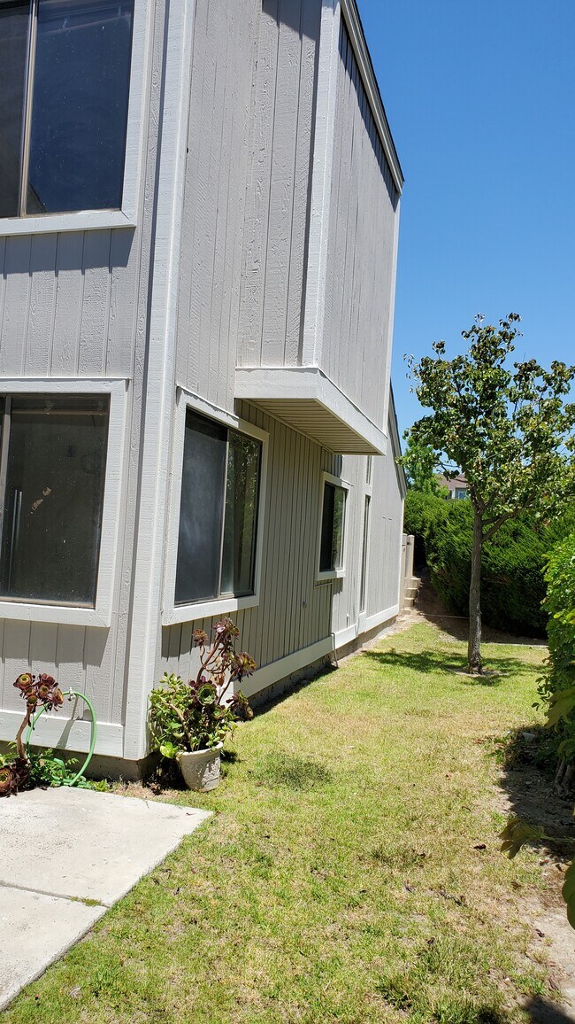 Building Photo - 10 Autumn Hill Ln