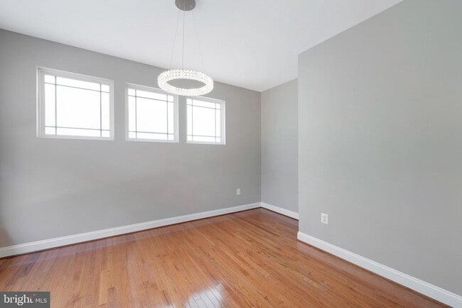 Building Photo - 281 Ariel Dr NE