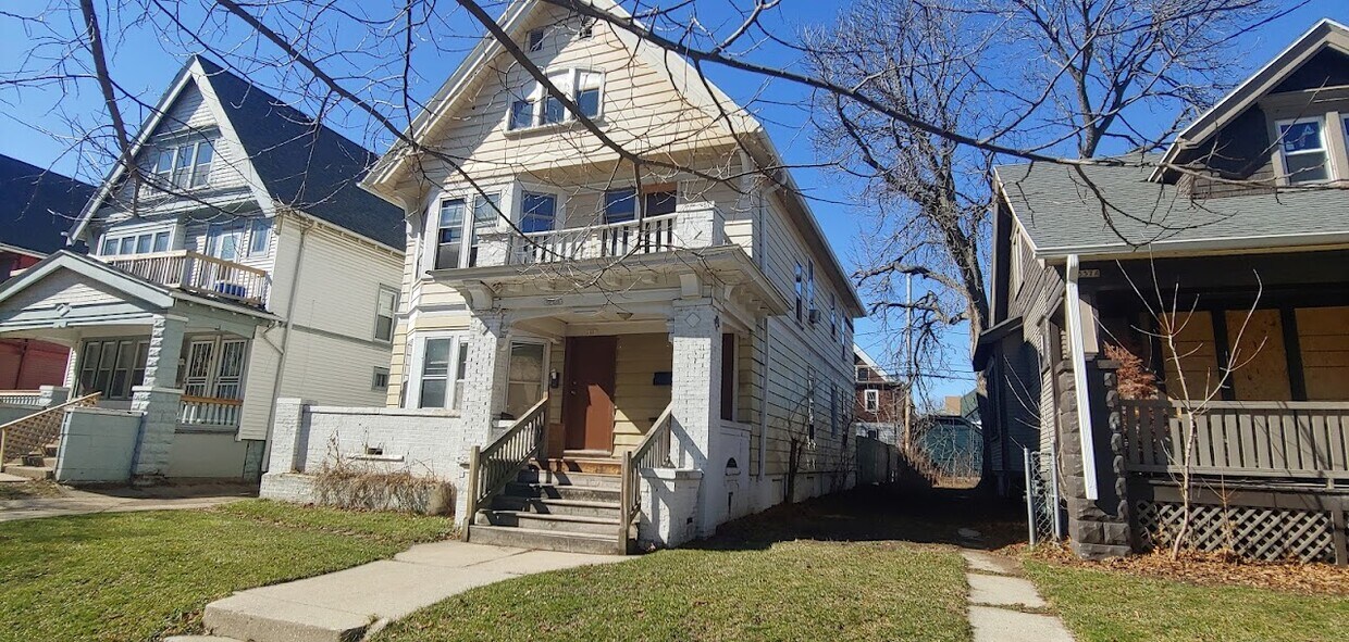 Primary Photo - 2551 N 44th St