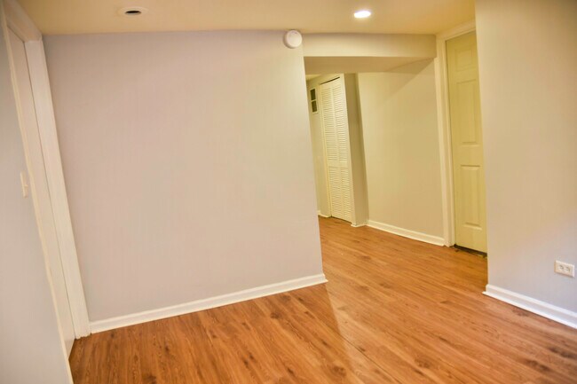 Foto del edificio - 1358 W Barry Ave