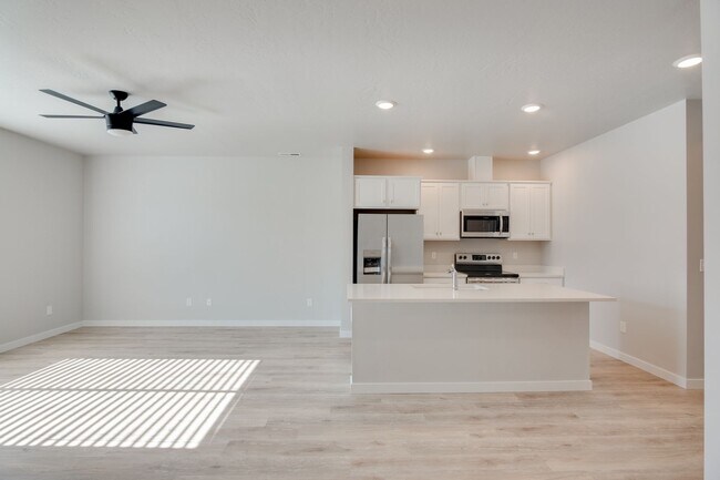 Building Photo - Gorgeous Townhome available!