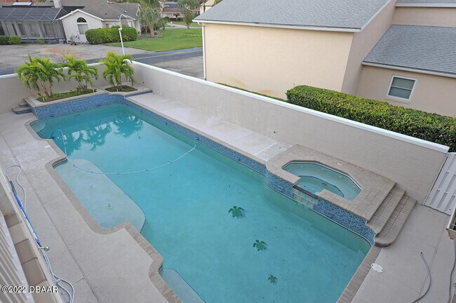 Foto del edificio - 2613 Spruce Creek Blvd