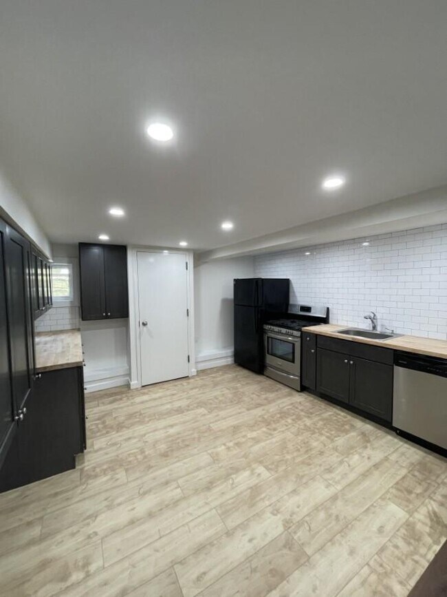 Building Photo - 2 bedroom in Brooklyn NY 11218