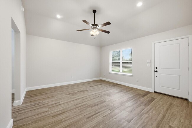 Foto del edificio - Immaculate 3 Bedroom Home with Stainless Appliances & Modern Finishes Throughout